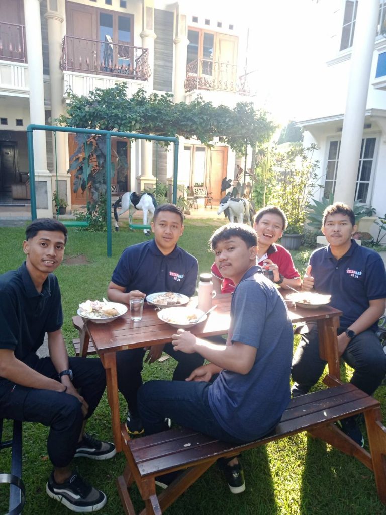 Menikmati suasana makan bersama di Villa Giri Kembang Cipanas.