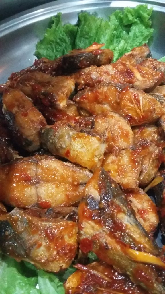 Hidangan prasmanan paket gathering yang melimpah dan lezat di Villa Giri Kembang Cipanas