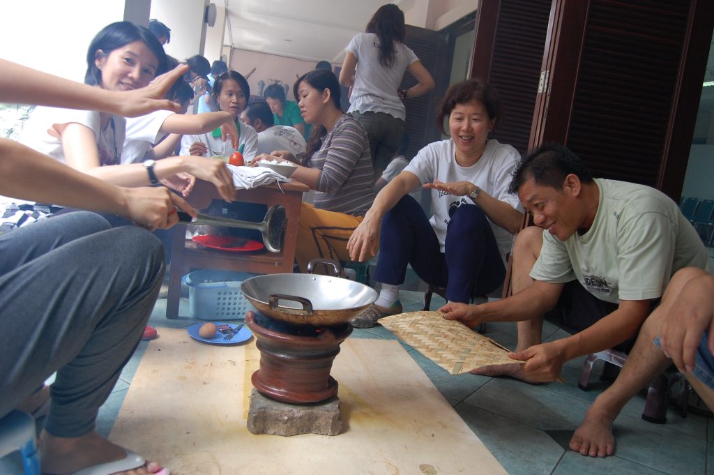 Peserta gathering perusahaan mengikuti Cooking Games Team Building di Villa Giri Kembang Cipanas dengan memasak nasi goreng menggunakan tungku arang secara berkelompok