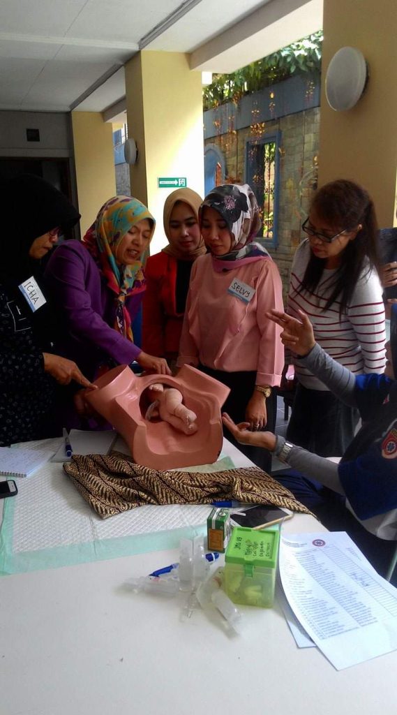 Suasana pelatihan profesi kesehatan di Giri Kembang, villa sejuk kawasan Cipanas