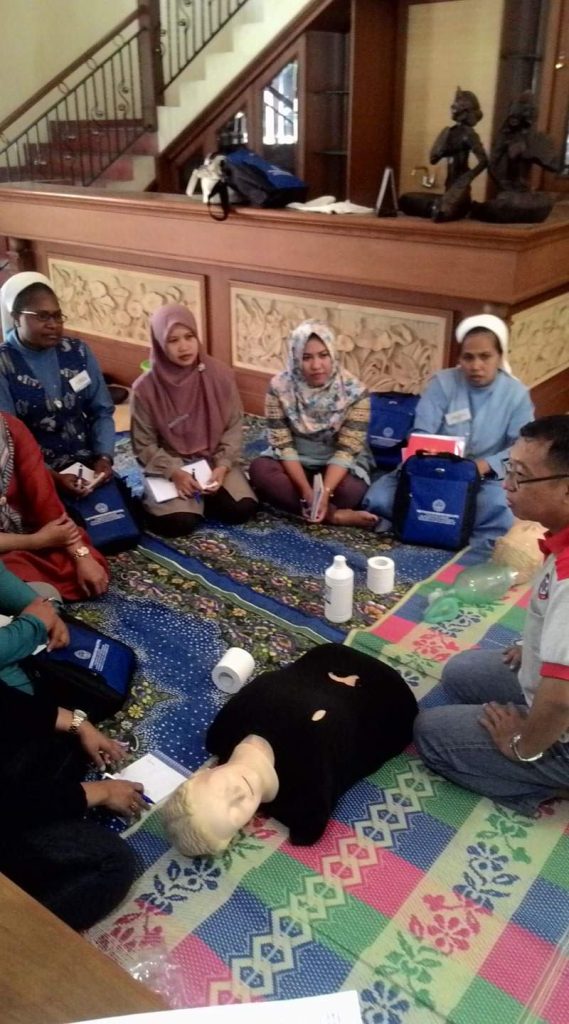 Pelatihan CPR dan pertolongan pertama bagi perawat di Villa Giri Kembang Cipanas
