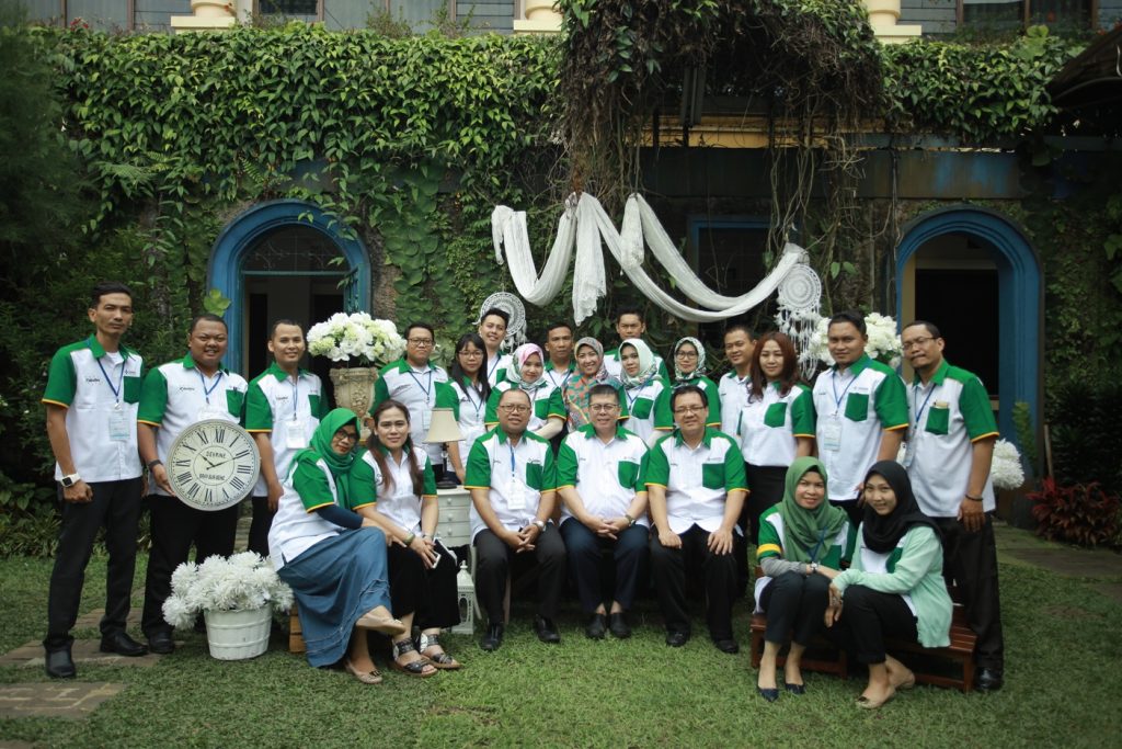 Ruang rapat profesional dan tenang di Villa Giri Kembang Cipanas untuk gathering perusahaan.