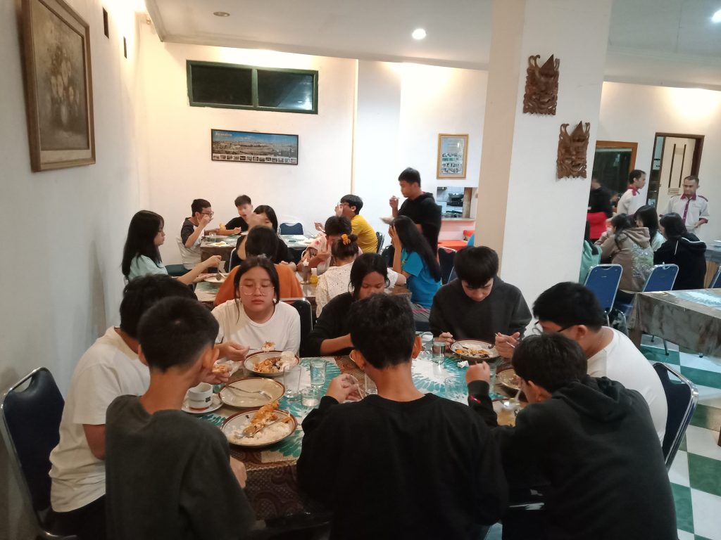 Hidangan prasmanan paket gathering yang melimpah dan lezat di Villa Giri Kembang Cipanas