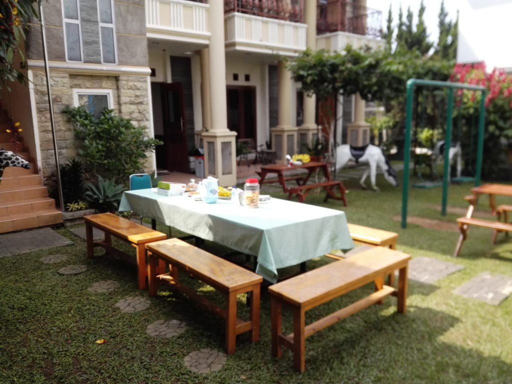 Kegiatan makan bersama rombongan di Villa Giri Kembang