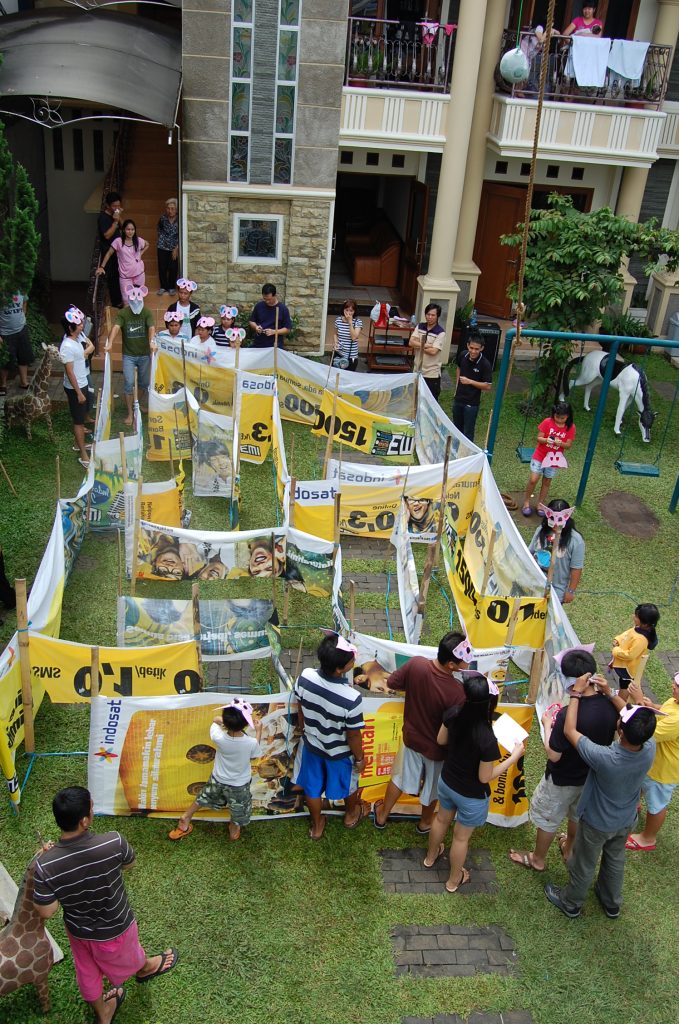 Peserta gathering sedang melakukan kegiatan team building di area terbuka hijau Villa Giri Kembang.