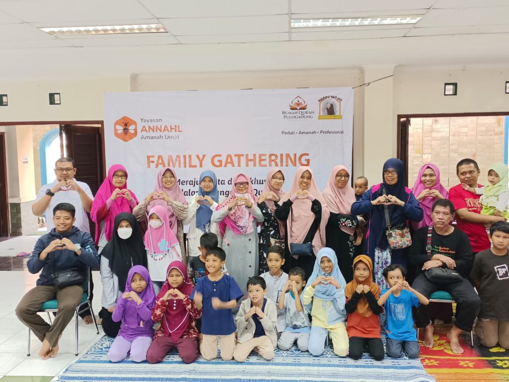 Suasana hangat dan ramah anak di area terbuka Villa Giri Kembang Cipanas