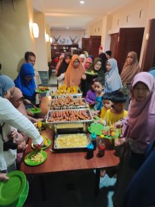 Tim panitia sedang melakukan riset lokasi atau survey venue gathering di Puncak Cipanas.