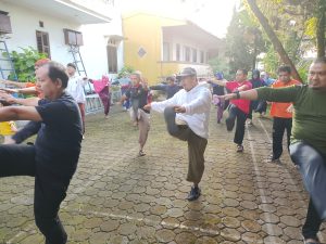 Tim panitia sedang melakukan riset lokasi atau survey venue gathering di Puncak Cipanas.