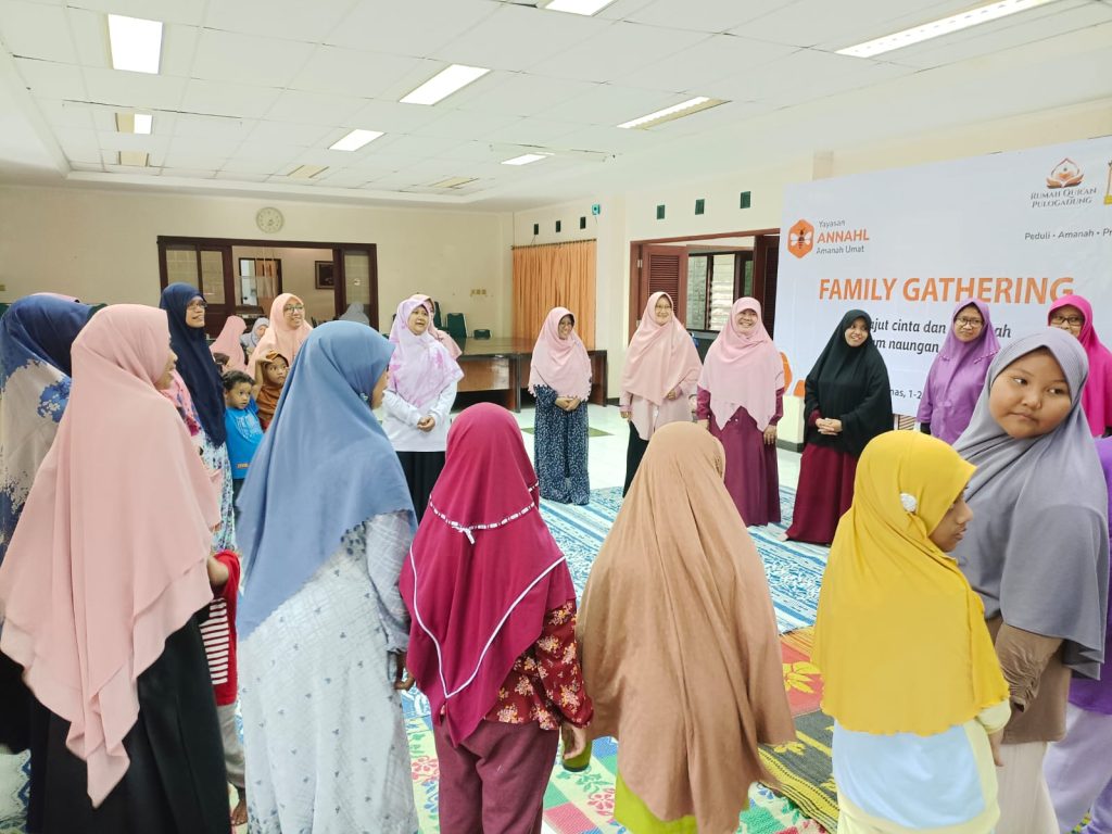 Kegiatan Peserta Gathering di Aula di Villa Giri Kembang Cipanas yang asri.