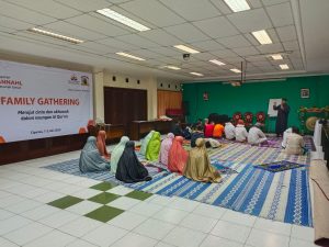 Suasana hangat dan ramah anak di area terbuka Villa Giri Kembang Cipanas
