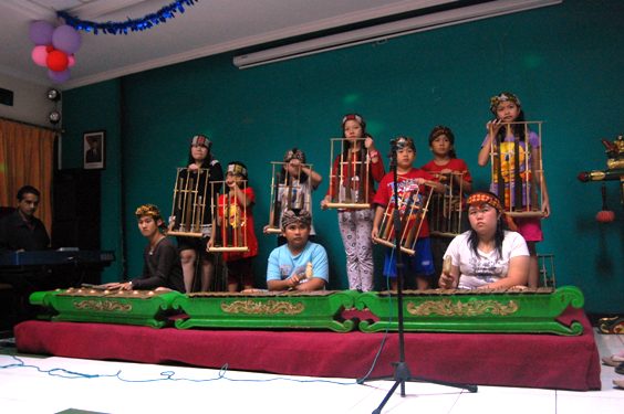 Kegiatan seni budaya yang melibatkan anak-anak dan keluarga dalam acara komunitas di Villa Giri Kembang Cipanas.
