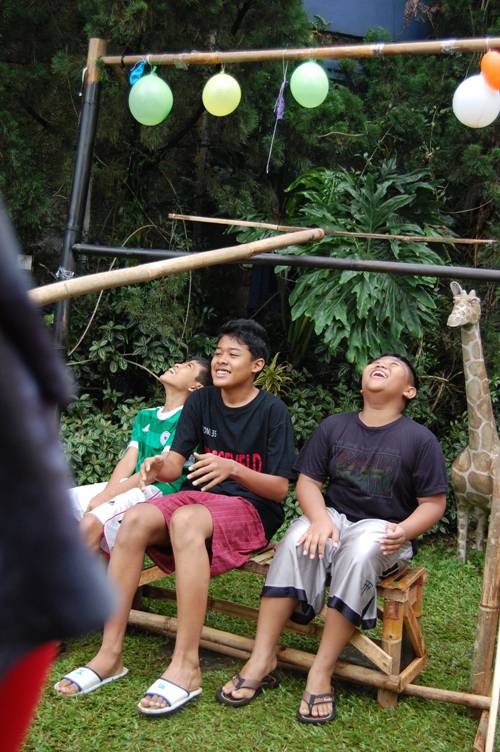 Anak-anak mengikuti permainan kelompok yang melatih kerja sama, komunikasi, dan ketekunan dalam kegiatan outdoor Villa Giri Kembang Cipanas.