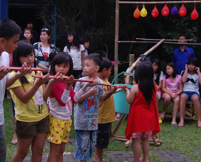 Anak-anak mengikuti permainan kelompok yang melatih kerja sama, komunikasi, dan ketekunan dalam kegiatan outdoor Villa Giri Kembang Cipanas.