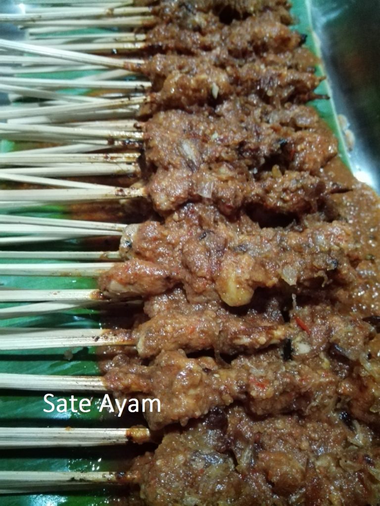 Menu sate ayam untuk tamu rombongan di Villa Giri Kembang Cipanas