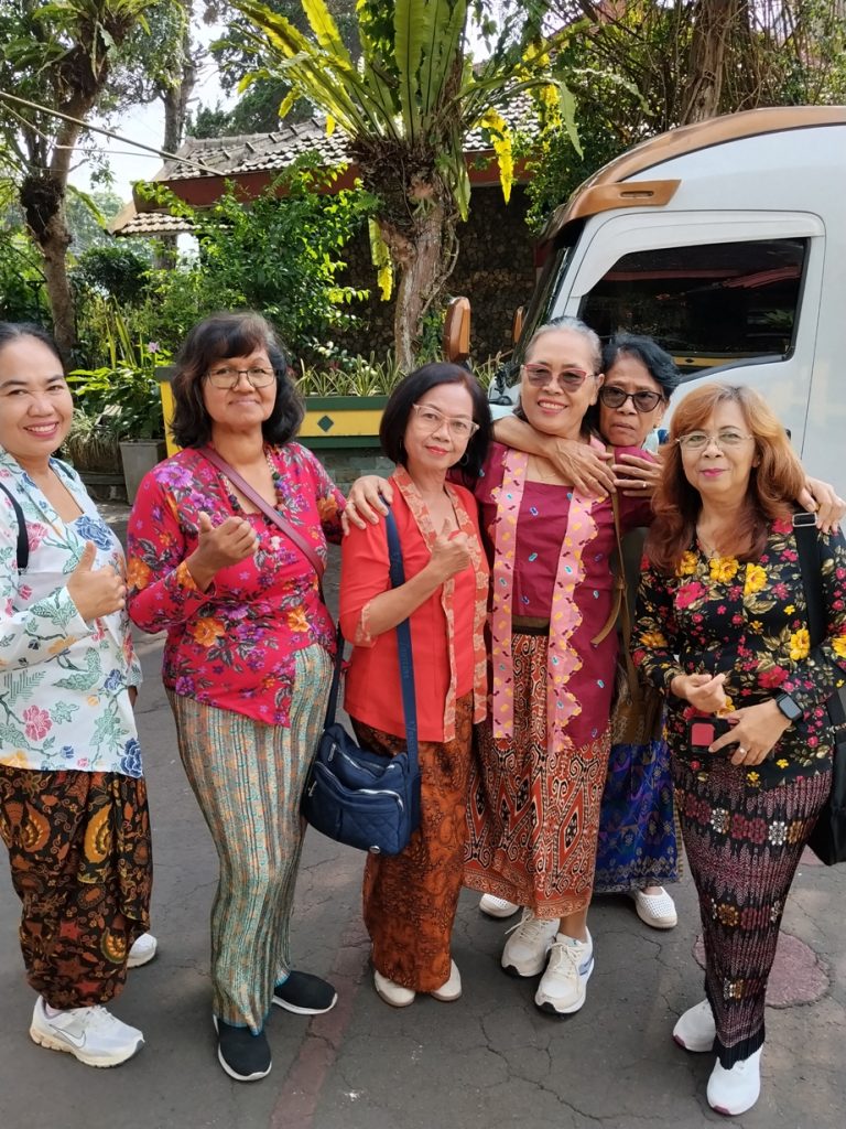 Kebersamaan Ibu-Ibu Penggiat Posyandu St. Matius saat rekreasi bersama di Villa Giri Kembang