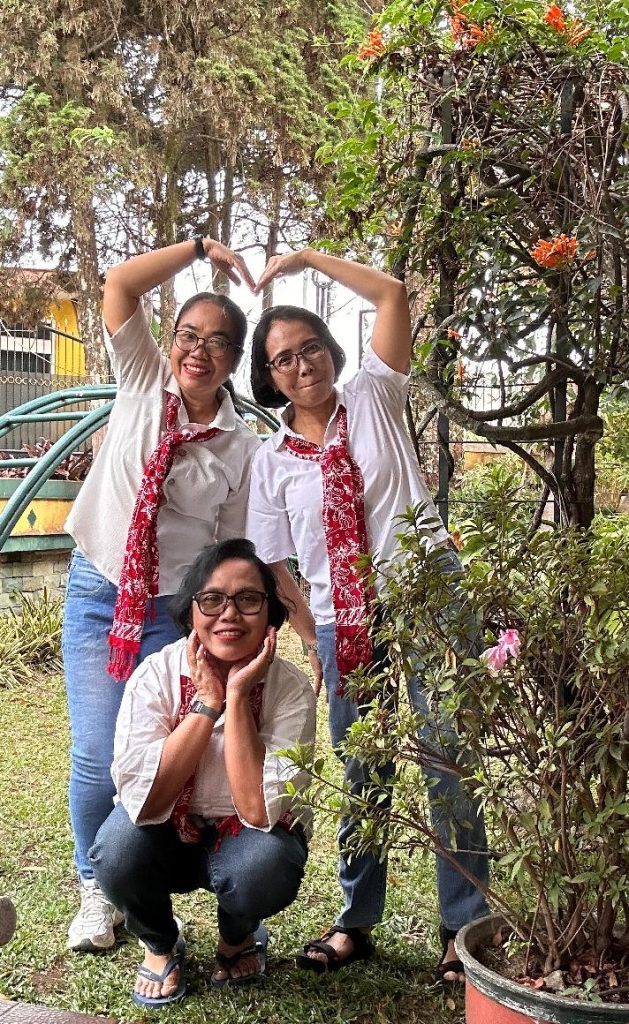 Kebersamaan Ibu-Ibu Penggiat Posyandu St. Matius saat rekreasi bersama di Villa Giri Kembang