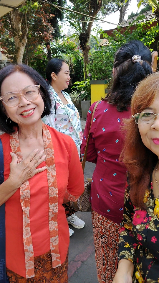 Ibu Penggiat Posyandu St. Matius berbagi kesan tentang hidangan di Villa Giri Kembang Cipanas