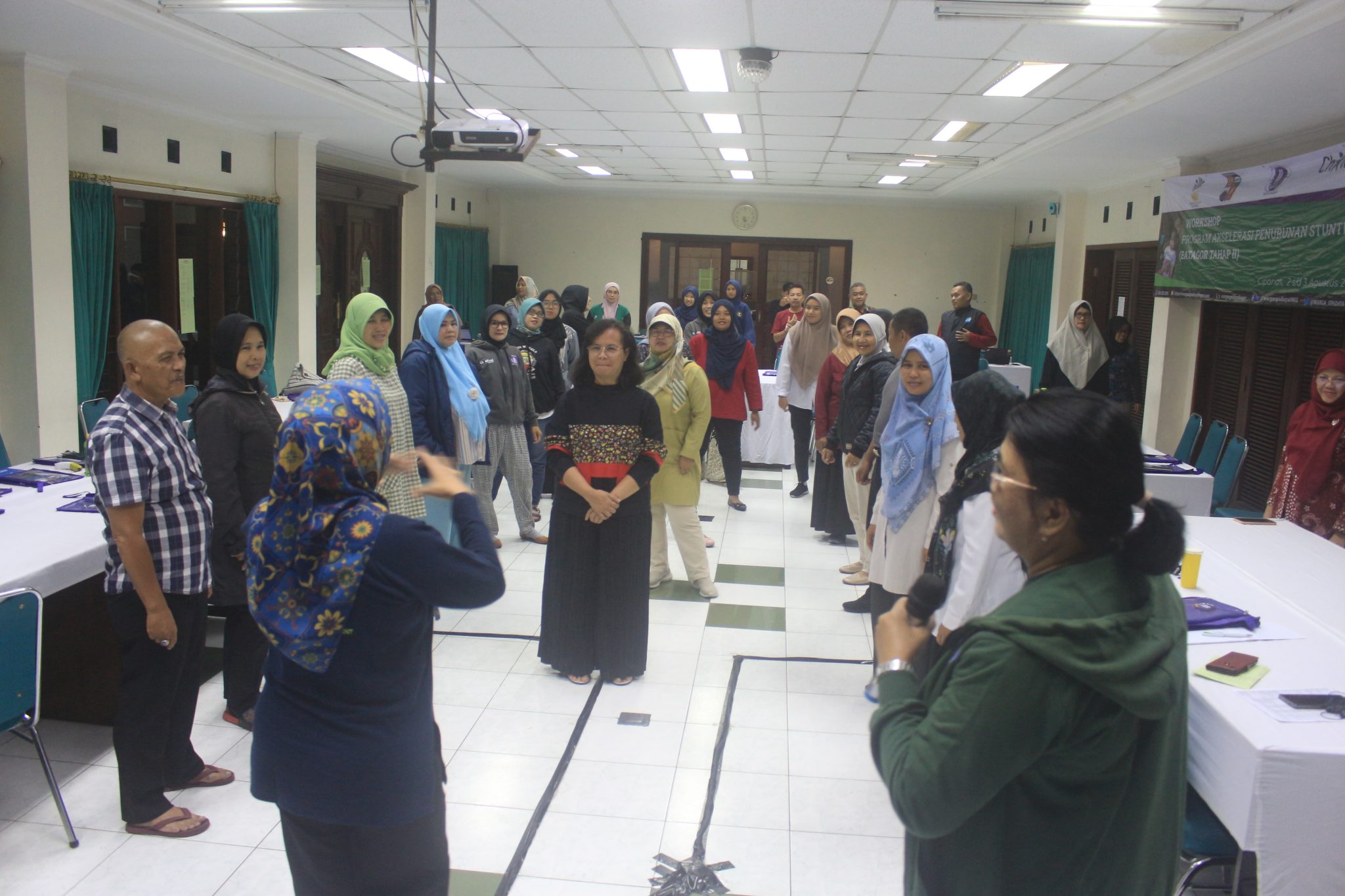 Peserta gathering komunitas sedang berdiskusi santai di area terbuka Villa Giri Kembang Puncak yang asri dan tenang