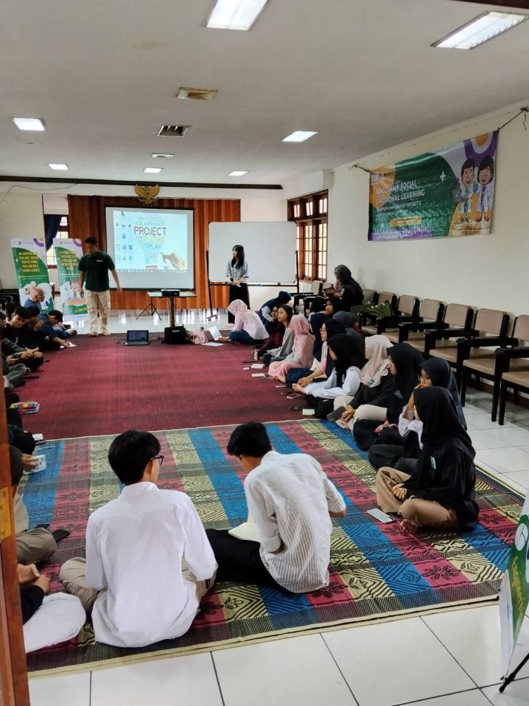 Kegiatan retreat siswa sekolah dan pelatihan kepemimpinan (LDKS) di area outdoor Villa Giri Kembang.