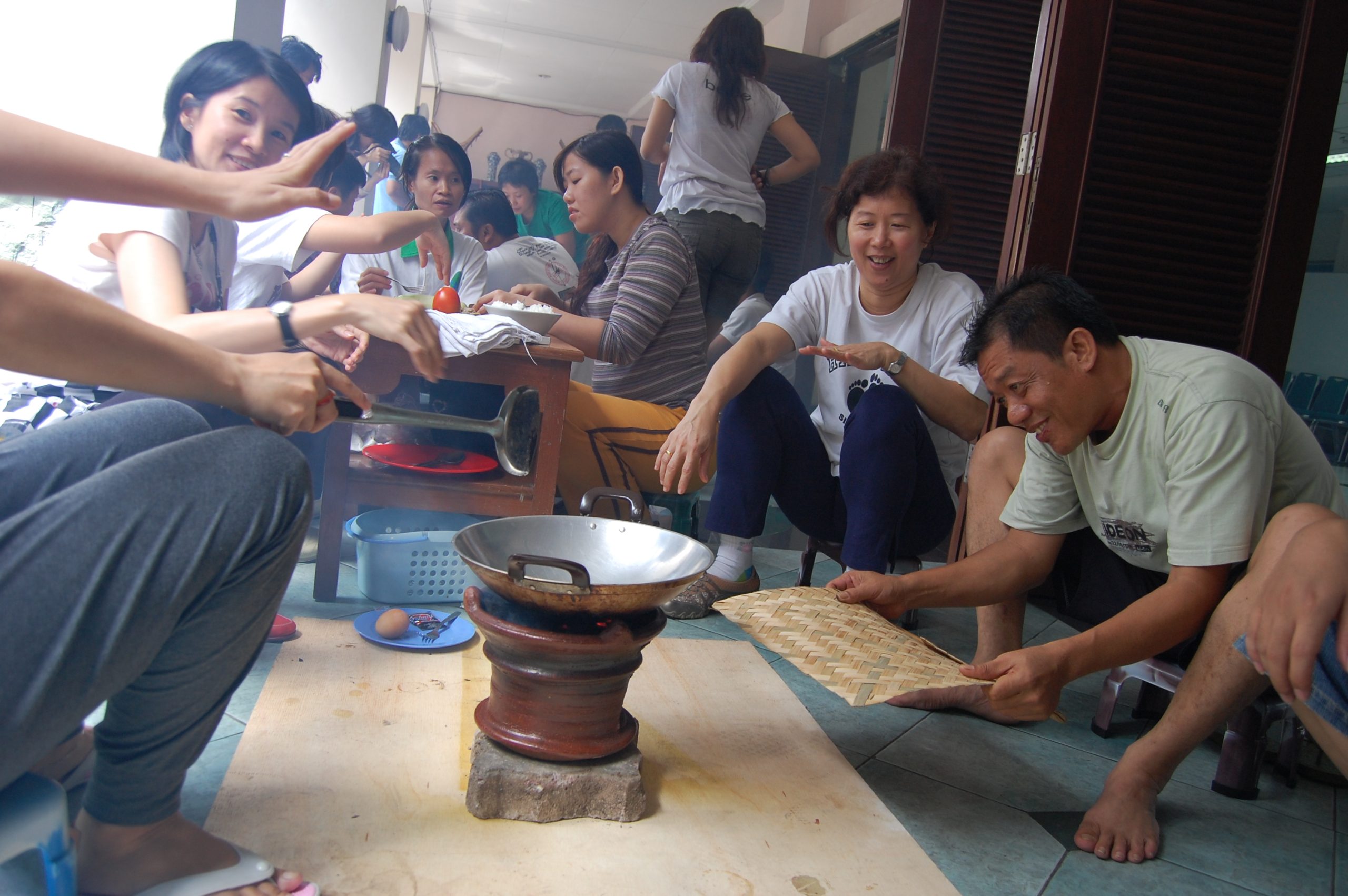 Peserta gathering perusahaan mengikuti Cooking Games Team Building di Villa Giri Kembang Cipanas dengan memasak nasi goreng menggunakan tungku arang secara berkelompok