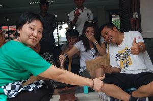 Peserta gathering sedang melakukan kegiatan team building di area terbuka hijau Villa Giri Kembang