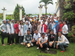 Tim panitia sedang melakukan riset lokasi atau survey venue gathering di Puncak Cipanas.