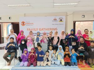 Suasana hangat dan ramah anak di area terbuka Villa Giri Kembang Cipanas