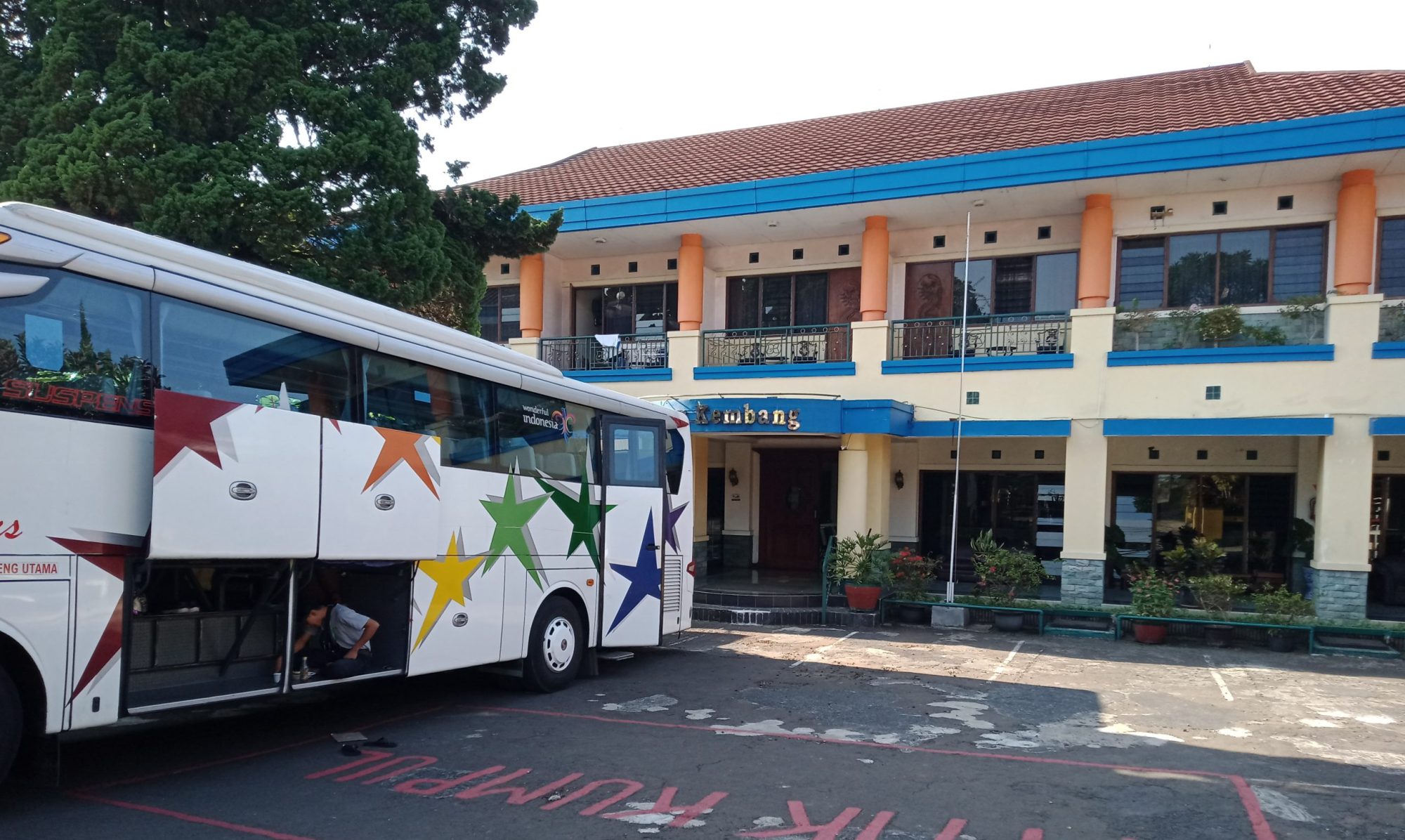Pemandangan asri dan fasilitas lengkap di Villa Giri Kembang Cipanas untuk gathering hemat