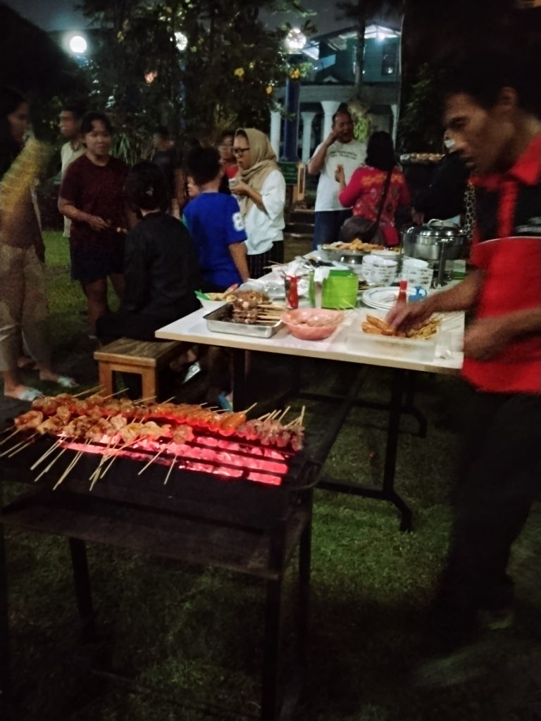 Peserta gathering sedang melakukan kegiatan team building di area terbuka hijau Villa Giri Kembang