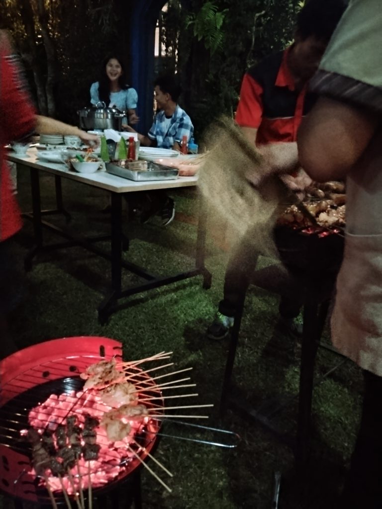 Peserta gathering sedang melakukan kegiatan team building di area terbuka hijau Villa Giri Kembang