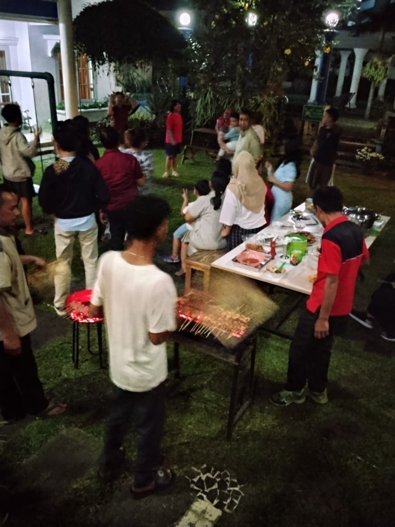 Peserta gathering sedang melakukan kegiatan team building di area terbuka hijau Villa Giri Kembang