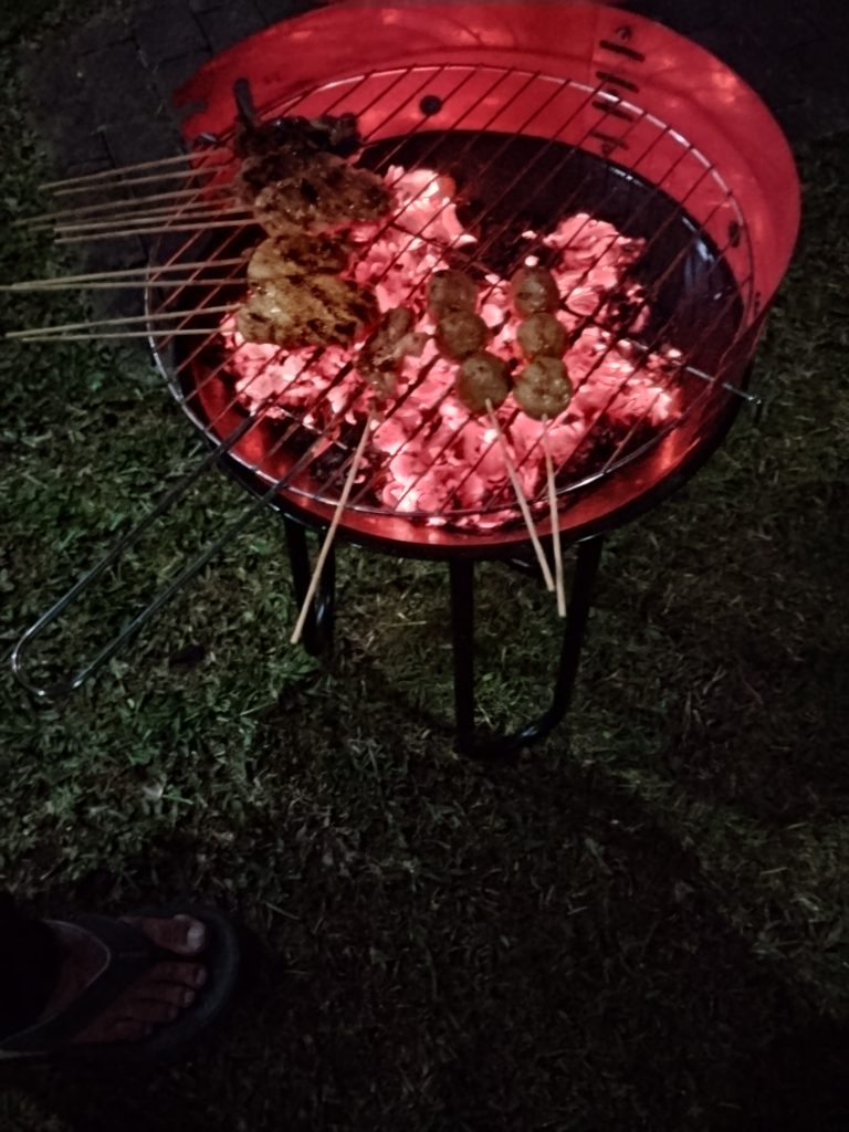 Peserta gathering sedang melakukan kegiatan team building di area terbuka hijau Villa Giri Kembang