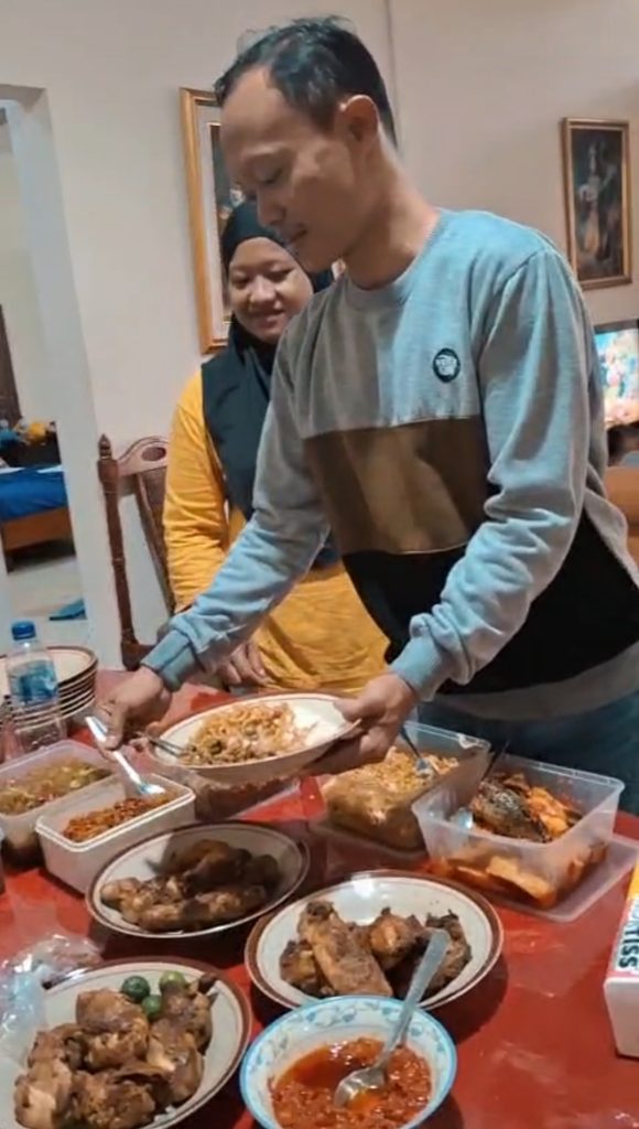 Ibu Mulyanah, tamu keluarga Villa Giri Kembang, sedang menikmati hidangan hasil memasak bersama di dapur Villa Menur.