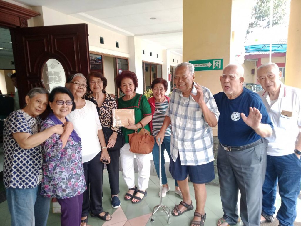 Family gathering dan reuni lansia di villa rombongan Cipanas dengan suasana sejuk pegunungan.
