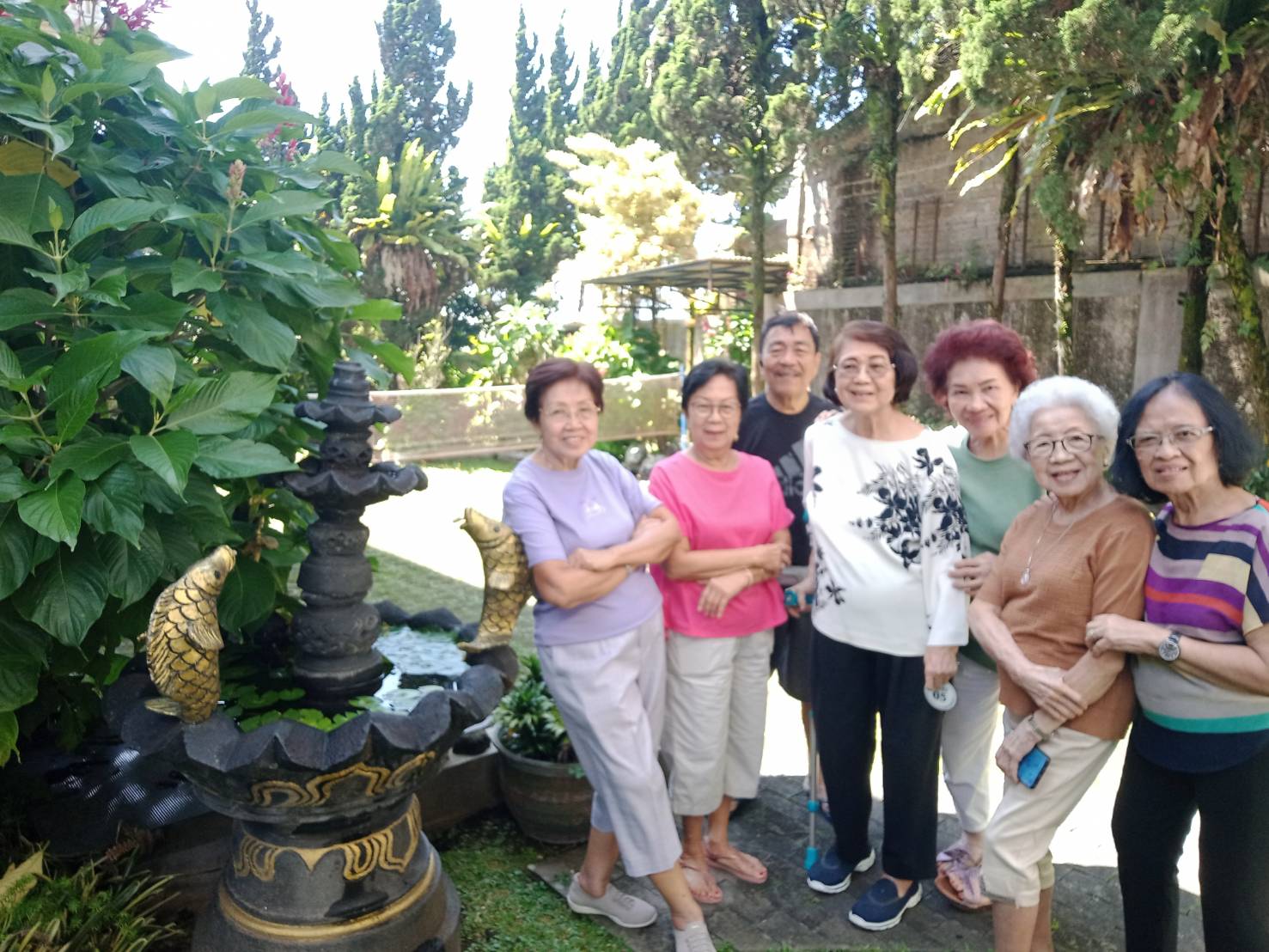 1. Peserta gathering lansia menikmati kegiatan kebersamaan di taman Villa Giri Kembang Cipanas.