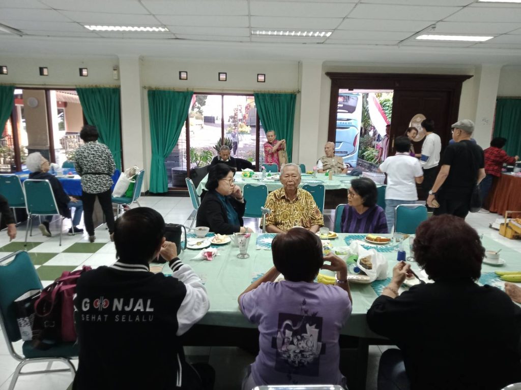 Suasana bernyanyi dan berbagi cerita pada acara komunitas lansia di Villa Giri Kembang.