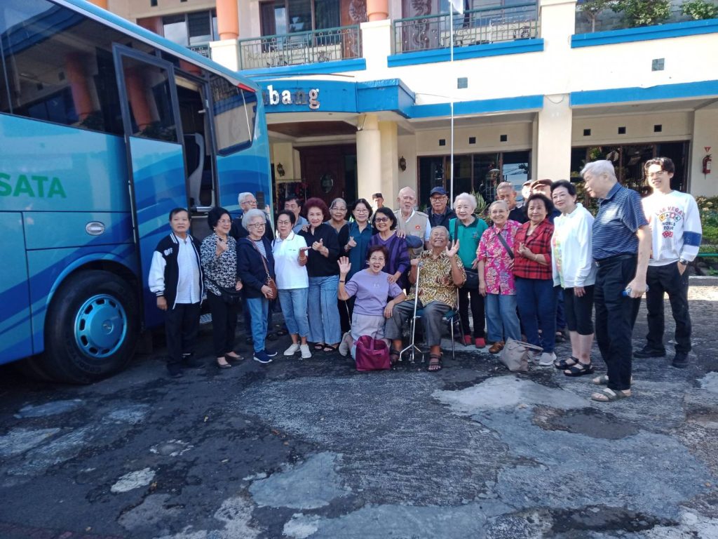 Family gathering dan reuni lansia di villa rombongan Cipanas dengan suasana sejuk pegunungan.