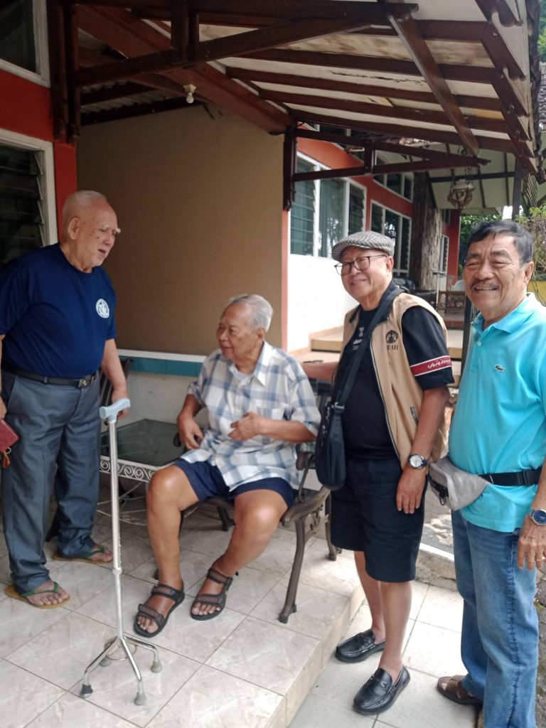Family gathering dan reuni lansia di villa rombongan Cipanas dengan suasana sejuk pegunungan.