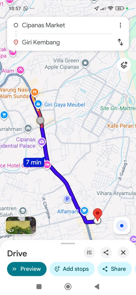 Lokasi Villa Giri Kembang Cipanas dekat dengan minimart dan dapat dijangkau dengan berjalan kaki dan berjarak hanya 7 menit berkendara dari Pasar Cipanas.