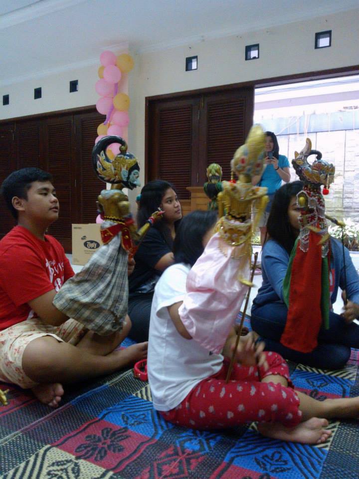 Anak dan warisan budaha: Memperkenalkan kesenian wayang golek di Aula Villa Giri Kembang Cipanas.