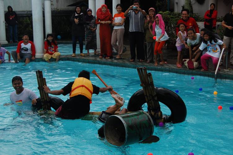 Anak-anak mengikuti permainan kelompok yang melatih kerja sama, komunikasi, dan ketekunan dalam kegiatan outdoor Villa Giri Kembang Cipanas.