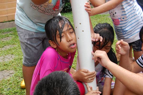 Anak-anak mengikuti permainan kelompok yang melatih kerja sama, komunikasi, dan ketekunan dalam kegiatan outdoor Villa Giri Kembang Cipanas