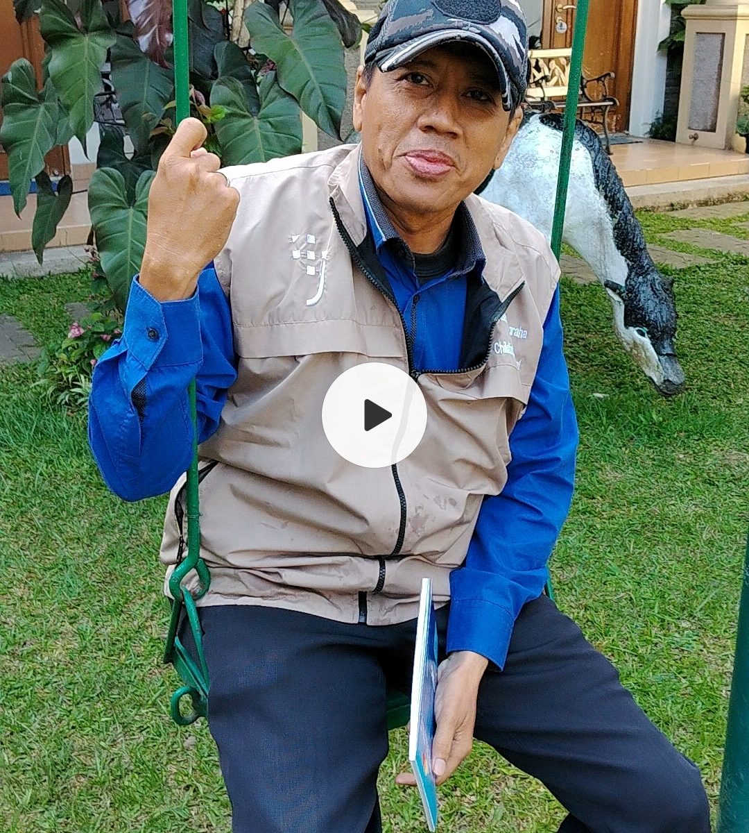 Tamu rombongan dewasa menikmati ayunan di taman Villa Giri Kembang Cipanas