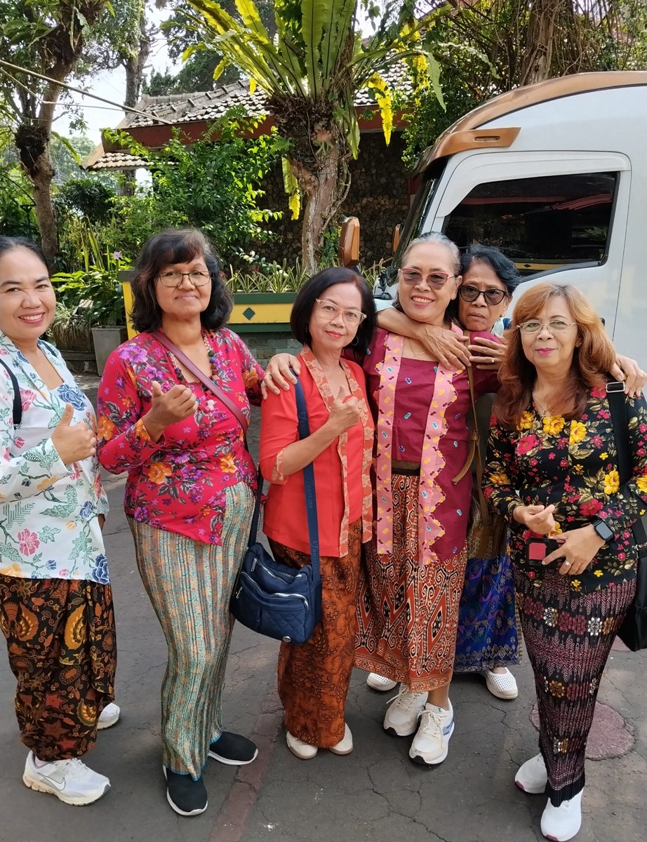 Kebersamaan Ibu-Ibu Penggiat Posyandu St. Matius saat rekreasi bersama di Villa Giri Kembang